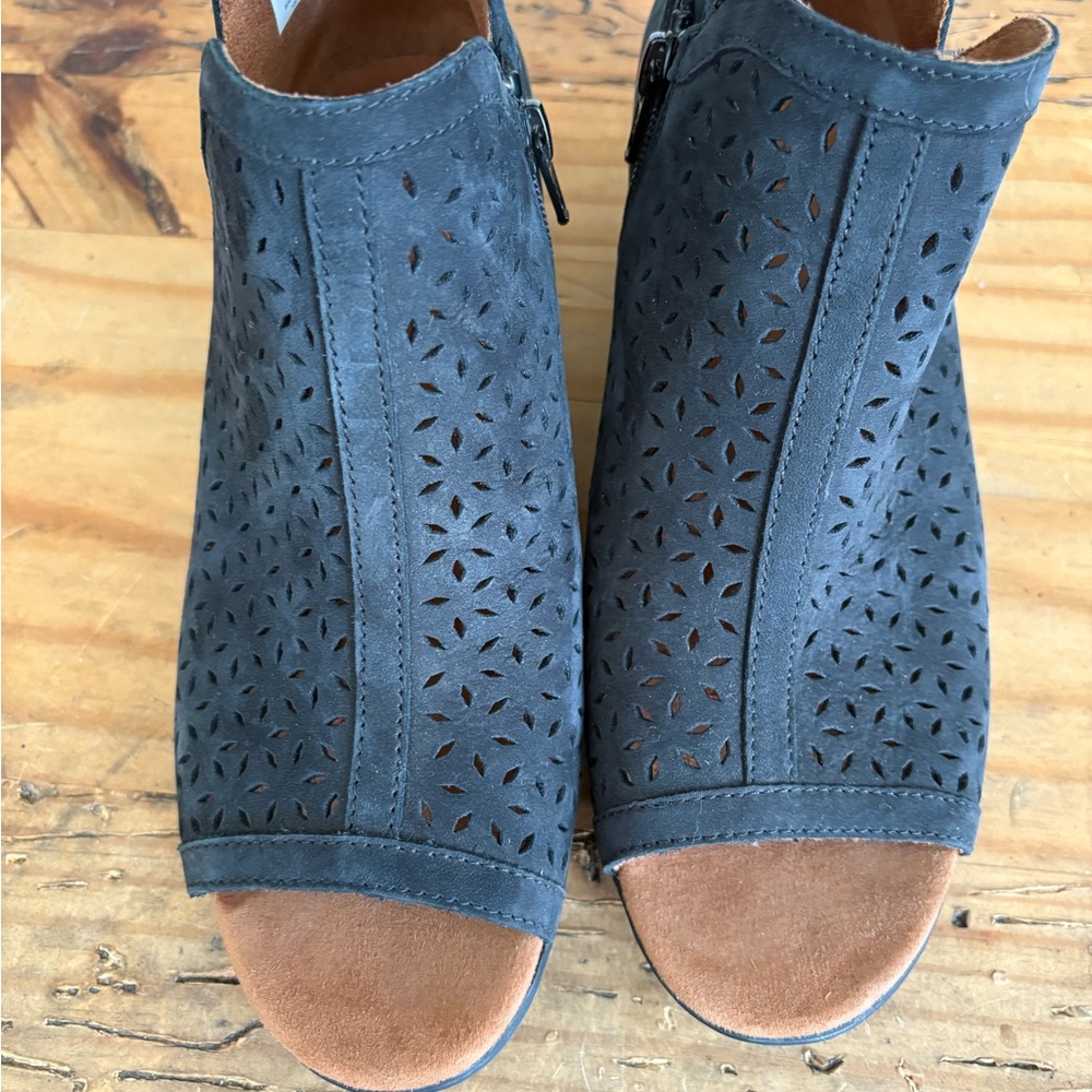 Cobb Hill by New Balance Gray Peep-Toe Ankle Booties